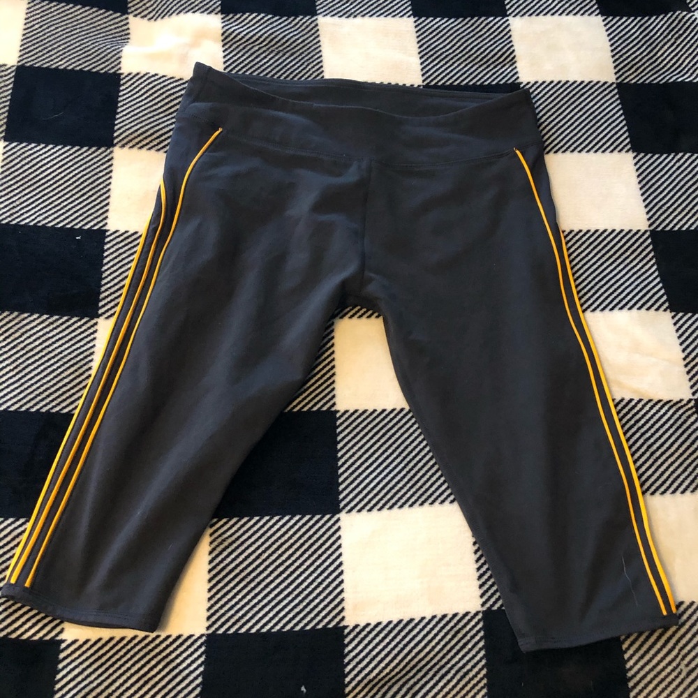 Fabletics capri athletic leggings